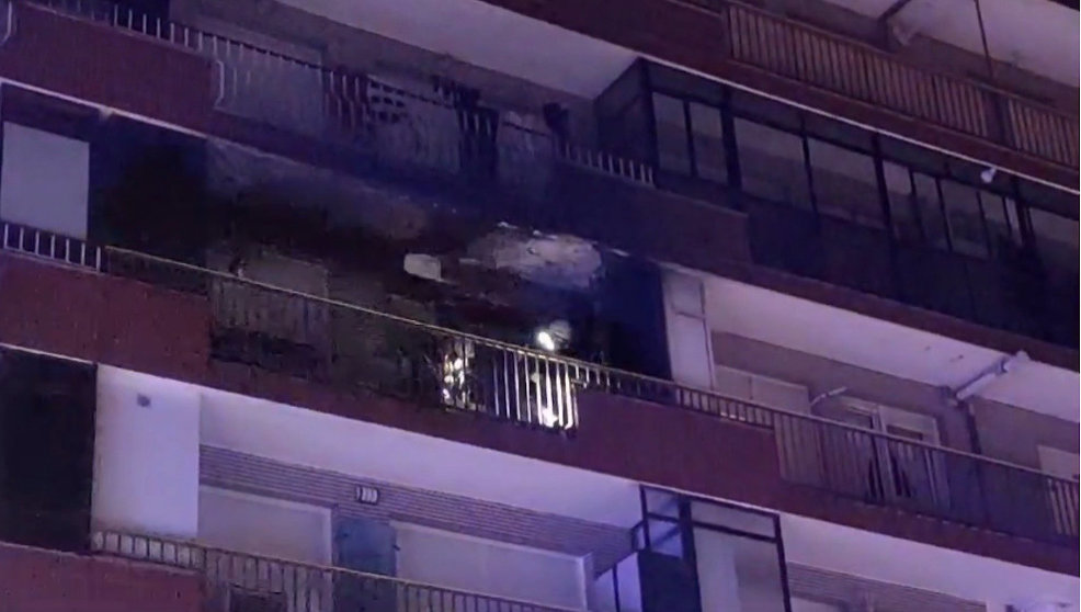 Incendio en el balcón de una vivienda en Laredo