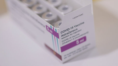 AstraZeneca admite que su vacuna contra el Covid puede provocar trombosis en “casos muy raros”